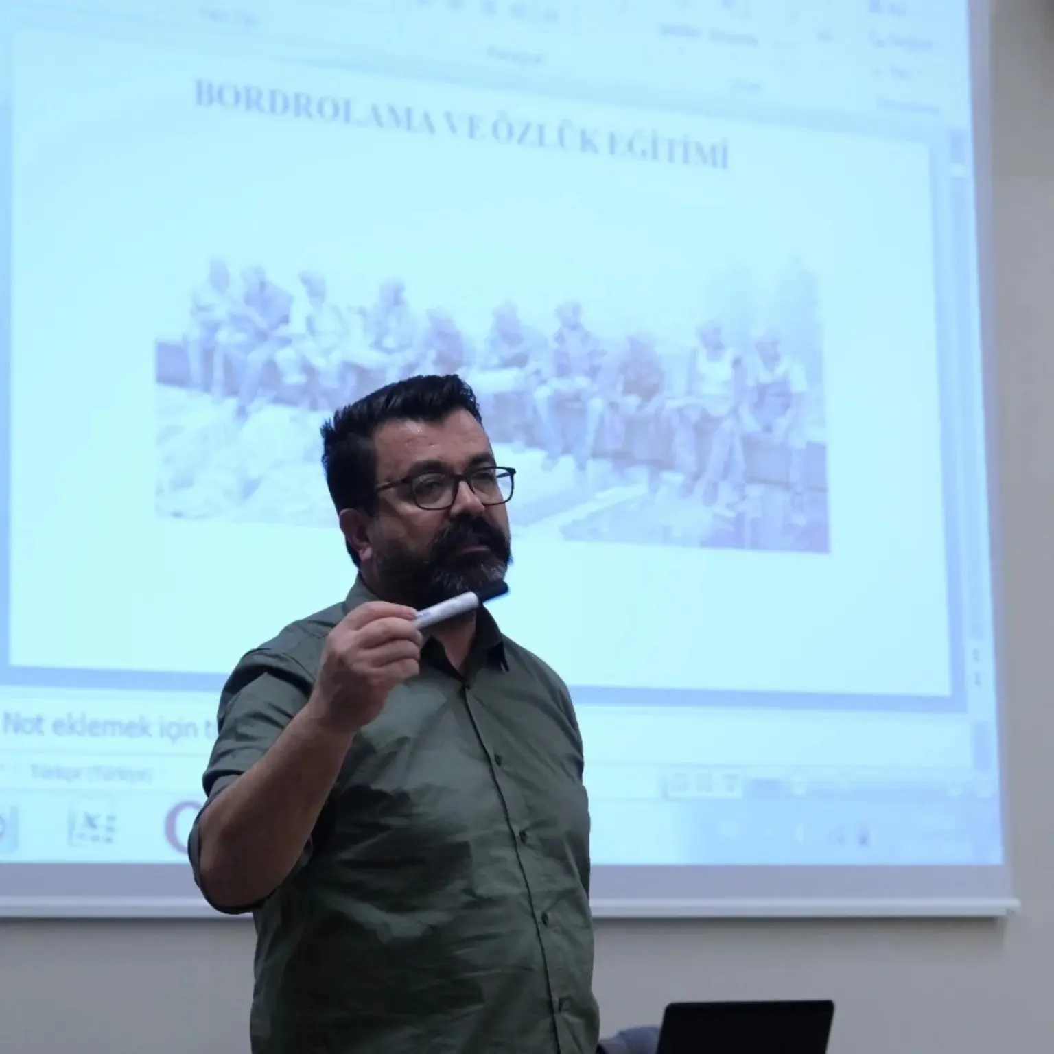 Battal Kılıçaslan bordrolama ve özlük işleri eğitimi verirken